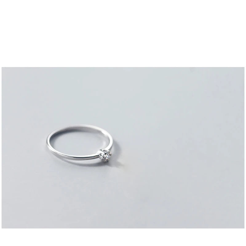 Filigraner Solitärring aus glänzend poliertem 925er Echtsilber mit funkelnder Zirkonia-Solitärfassung