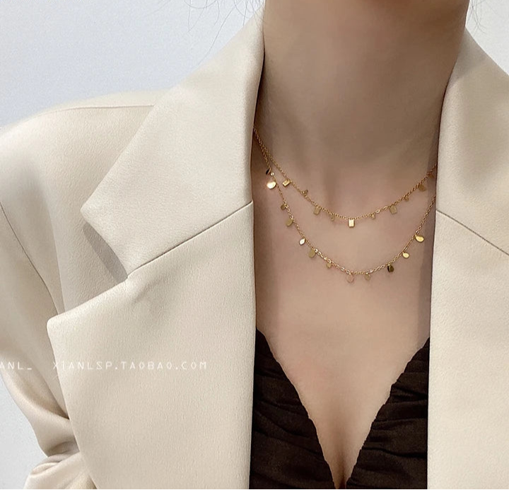 Kombination zweier goldener Ketten im Lagenlook | vergoldete Kette mit Plättchen und schlichter Kette getragen