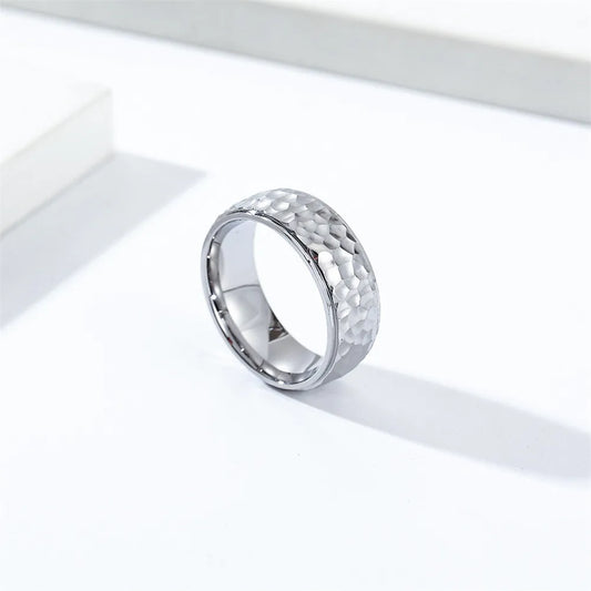Breiter Herrenring aus Silber mit gehämmerter Oberfläche