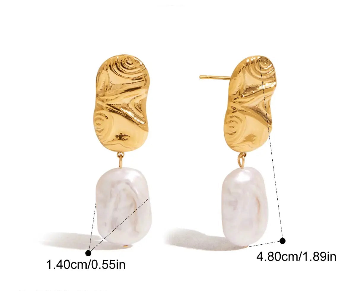 Goldene Ohrringe mit unregelmäßiger Süßwasserperle. Ansicht des Ohrrings mit den Maßen 1,43 cm (Breite) x 4,83 cm (Länge).