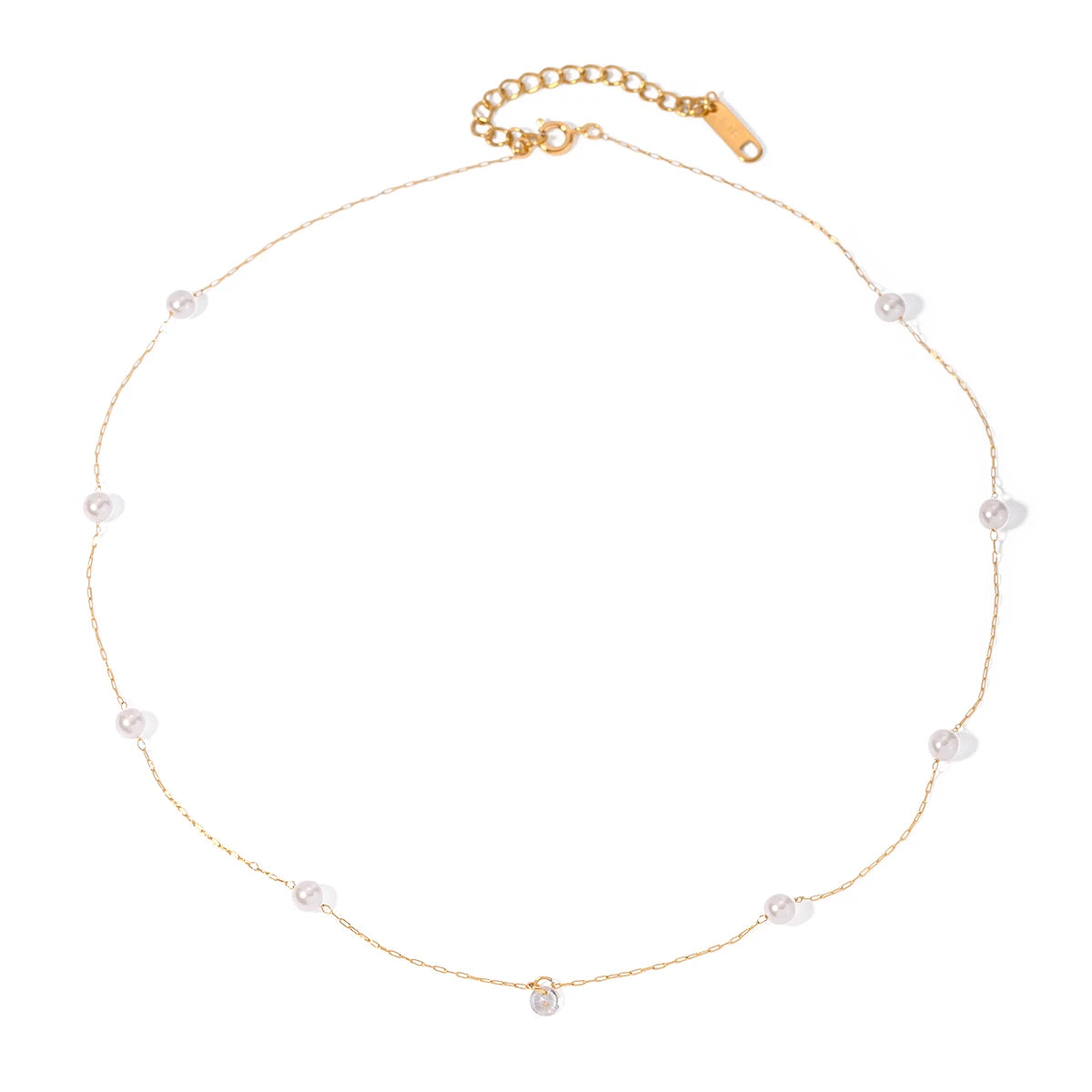 Nahaufnahme einer zarten PVD 18K vergoldeten Halskette mit Perle in der Hand | feiner Halsschmuck