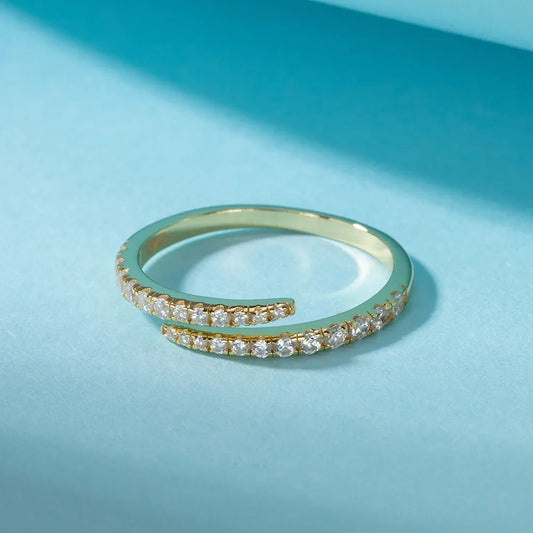 „Eleganter, offener Wickelring aus 925er Sterlingsilber mit 14K Gold-Vergoldung, besetzt mit funkelnden Zirkonia-Steinen in Pavé-Fassung.“