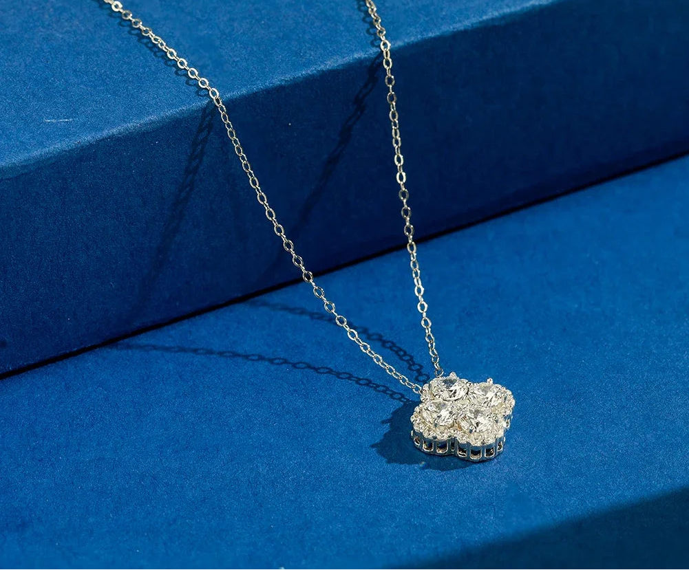 Silberne Halskette aus 925er Sterling Silber mit einem auffälligen Kleeblatt-Anhänger, der dicht mit Zirkonia-Steinen ausgefasst ist. Das 'Real 925 Sterling Silver' Siegel ist rechts unten erkennbar.
