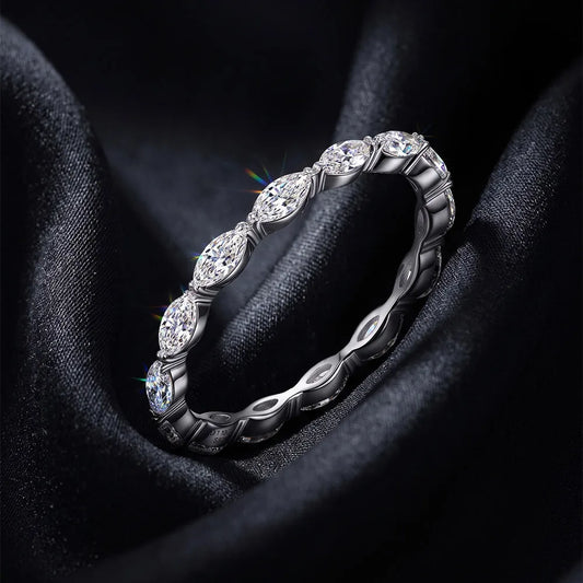 Funkelnder Zirkonia-Ewigkeitsring aus 925 Sterling Silber mit rundum gefassten Marquise-Steinen edel präsentiert auf schwarzem Stoff.