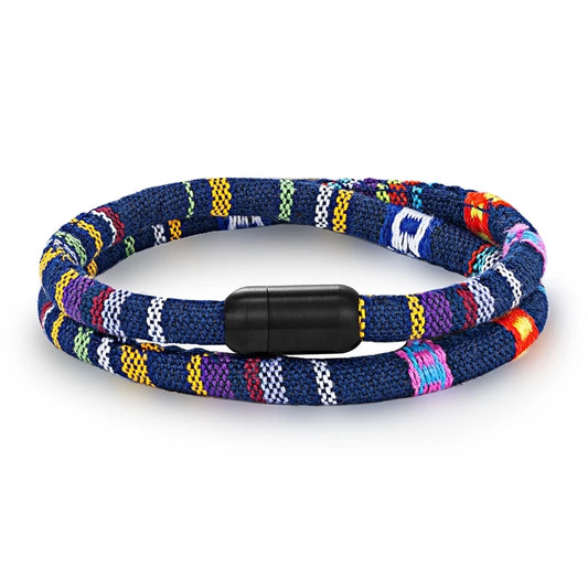 Armband Jaden am Handgelenk getragen - Zeigt das geometrische Boho-Design im Alltag