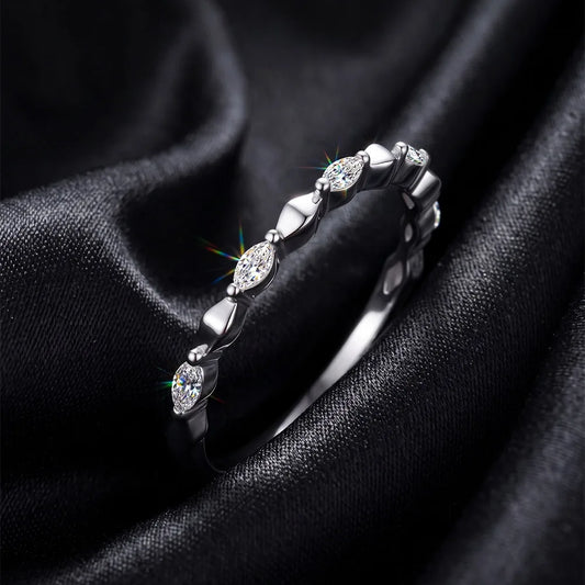 Filigraner Zirkonia-Vorsteckring aus 925 Sterling Silber mit abwechselndem Stein- und Strukturmuster edel inszeniert auf schwarzer Seide.