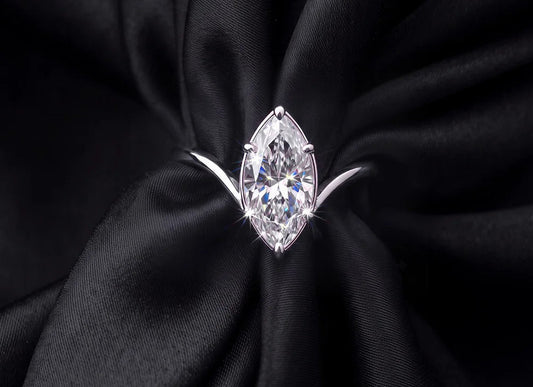 Funkelnder Marquise-Schliff Solitärring aus 925 Sterling Silber edel präsentiert auf schwarzem Stoff