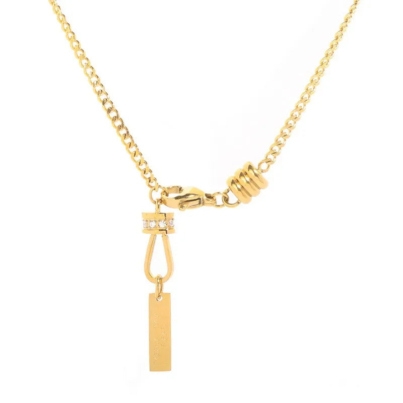 Freigestellte Produktansicht der Y-Kette aus Titan mit vergoldetem Barren-Anschmuck und stabilem Karabinerverschluss.