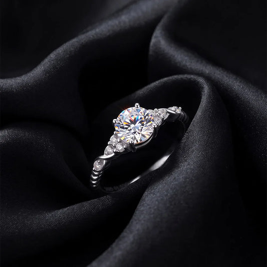 Funkelnder Zirkonia-Solitärring aus 925 Sterling Silber mit kordelter Ringschiene edel inszeniert auf schwarzem Stoff