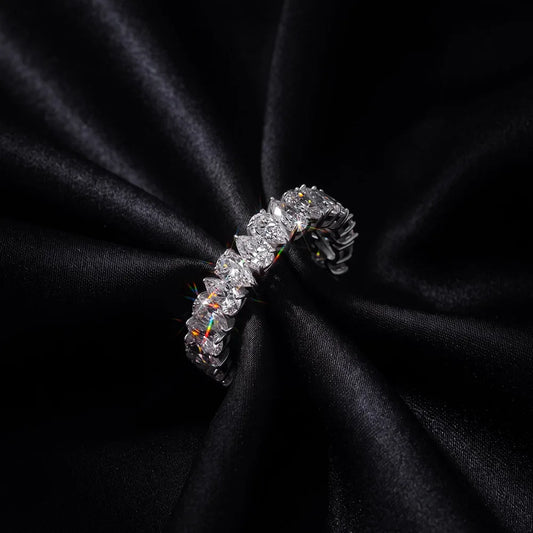 Funkelnder Statement-Ring aus 925 Sterling Silber mit rundum gefassten Tropfen-Zirkoniasteinen edel inszeniert auf schwarzem Stoff