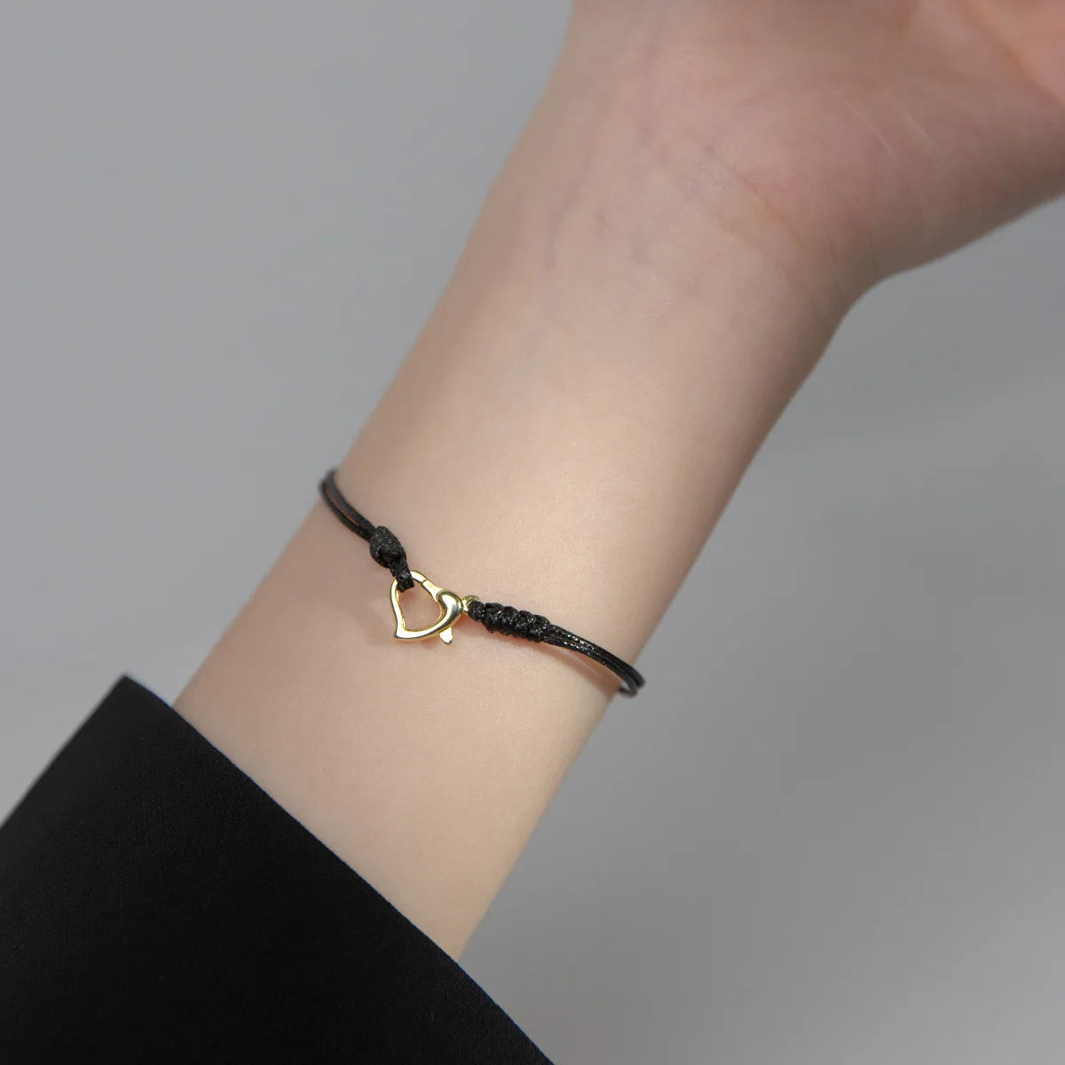 Armband Mona aus Sterlingsilber - Seitenansicht mit Herz-Detail" "Armband Mona 925 Silber - Draufsicht zeigt das trendige Design