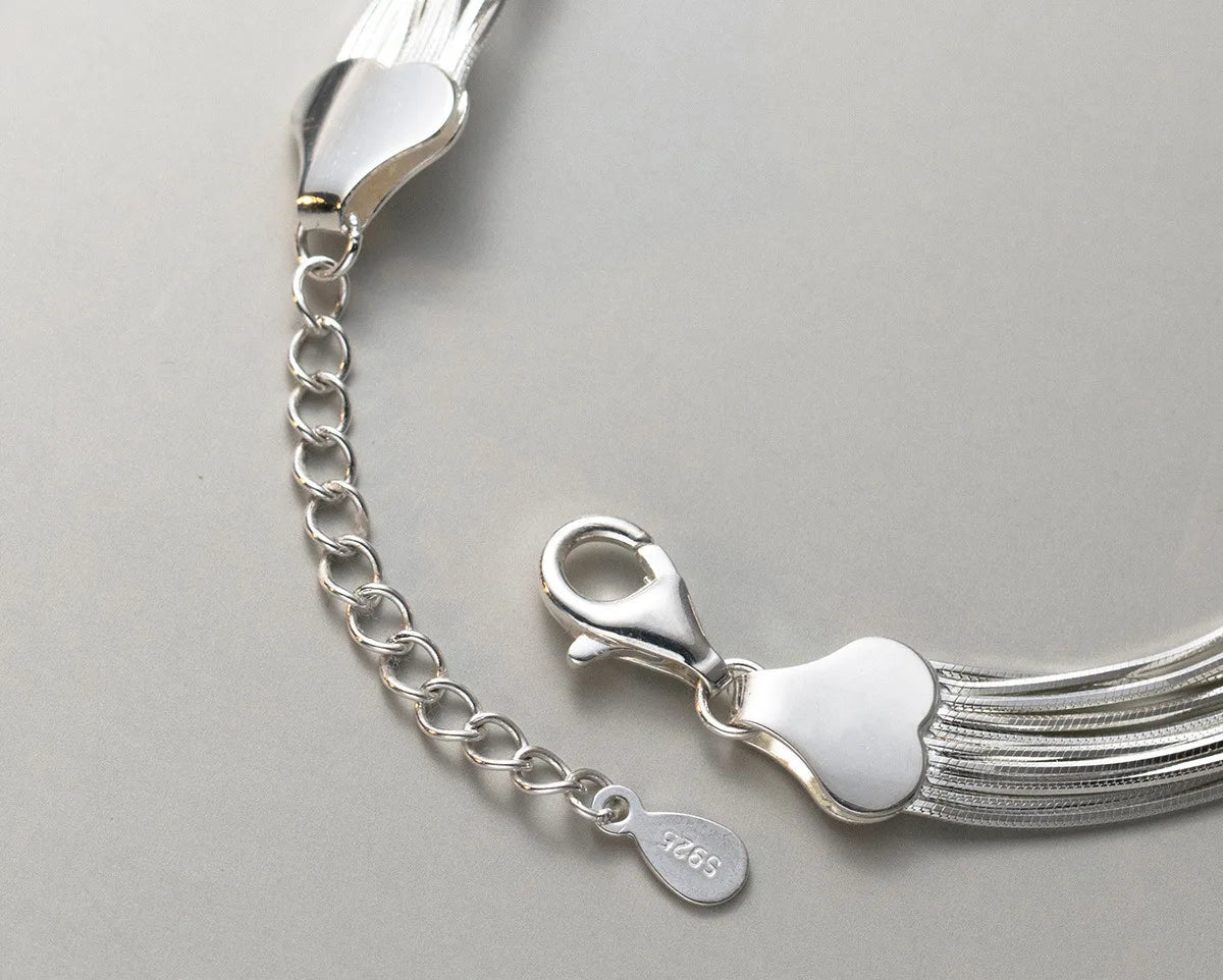 Nahaufnahme des Verschlusses mit Endkappe, Karabiner und verstellbarem Verlängerungskettchen aus Silber