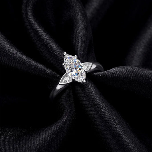 Funkelnder Marquise-Zirkonia Solitärring aus 925 Sterling Silber mit filigranen Beisteinen edel inszeniert auf schwarzem Stoff