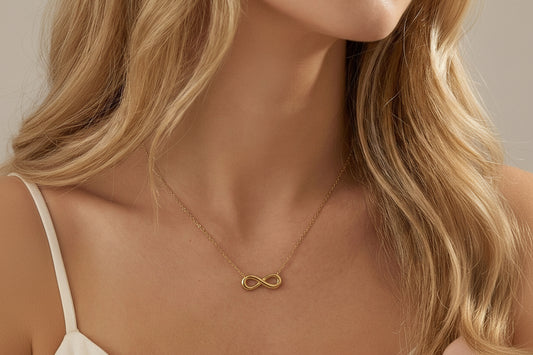 „Junge Frau trägt die goldene Infinity-Halskette aus PVD-vergoldetem Edelstahl, perfekt für dezente Alltags-Looks.“