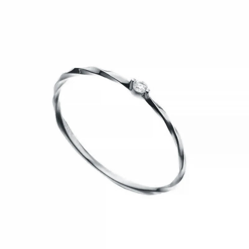 Freigestellter, minimalistischer 925 Sterling Silber Ring (Silberfarbe) mit einem einzelnen Zirkonia-Stein und einer gedrehten Ringschiene.