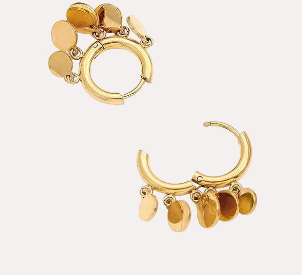 Freisteller-Produktansicht der goldenen Creolen mit kleinen, runden Plättchen-Anhängern auf weißem Hintergrund.