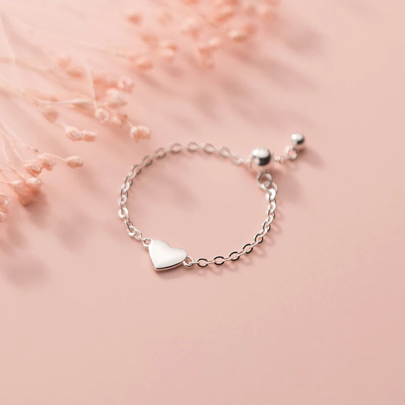 Damenring aus 925er Sterlingsilber in Kettenoptik, mit verstellbarem Gliederband und einem polierten Herz-Anhänger.