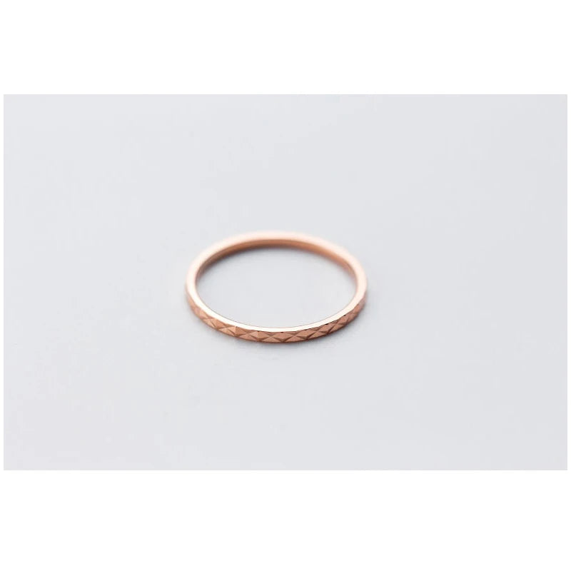 Zarter minimalistischer Ring aus 925 Sterling Silber mit 18 Karat Roségold-Beschichtung und Facettenschliff