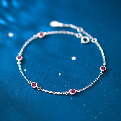 Produktfotografie des 925er Silber-Armbands mit rubinroten Zirkonia-Akzenten.
