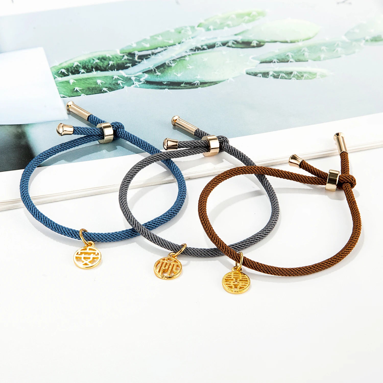 Verstellbarer Toggle-Verschluss des Milani-Armbands - sicherer Halt und optimale Passform