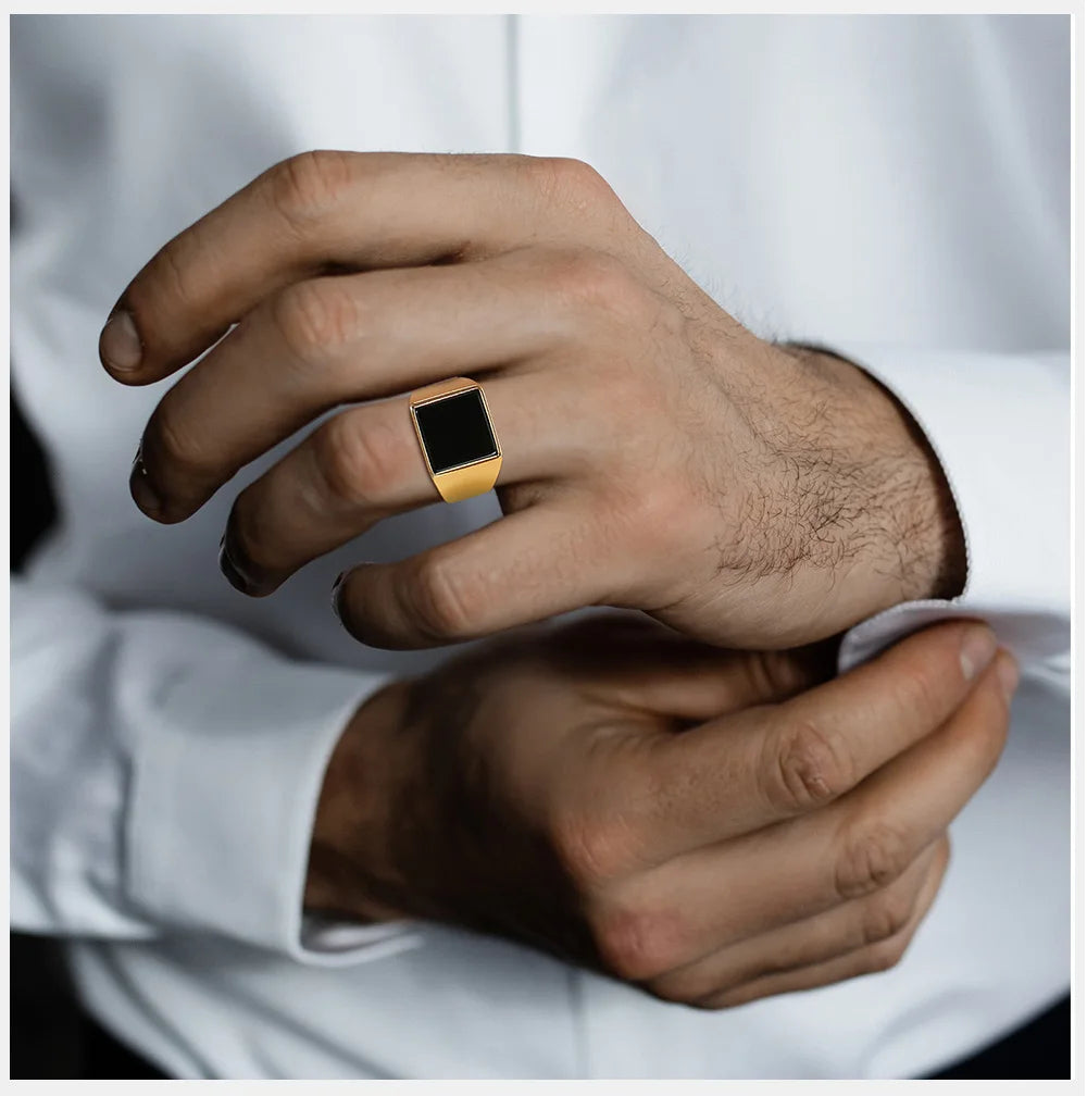 Mann trägt den stilvollen Ring Arthur - perfekt für besondere Anlässe und den Alltag