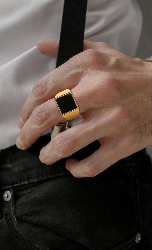 Ring Arthur aus allergenfreiem Edelstahl mit Goldbeschichtung - hautverträglich und langlebig