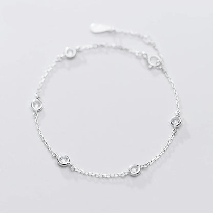 Nahaufnahme eines filigranen Armbands aus 925er Sterling Silber mit gefassten, klaren Zirkonia-Steinen auf weißem Hintergrund.