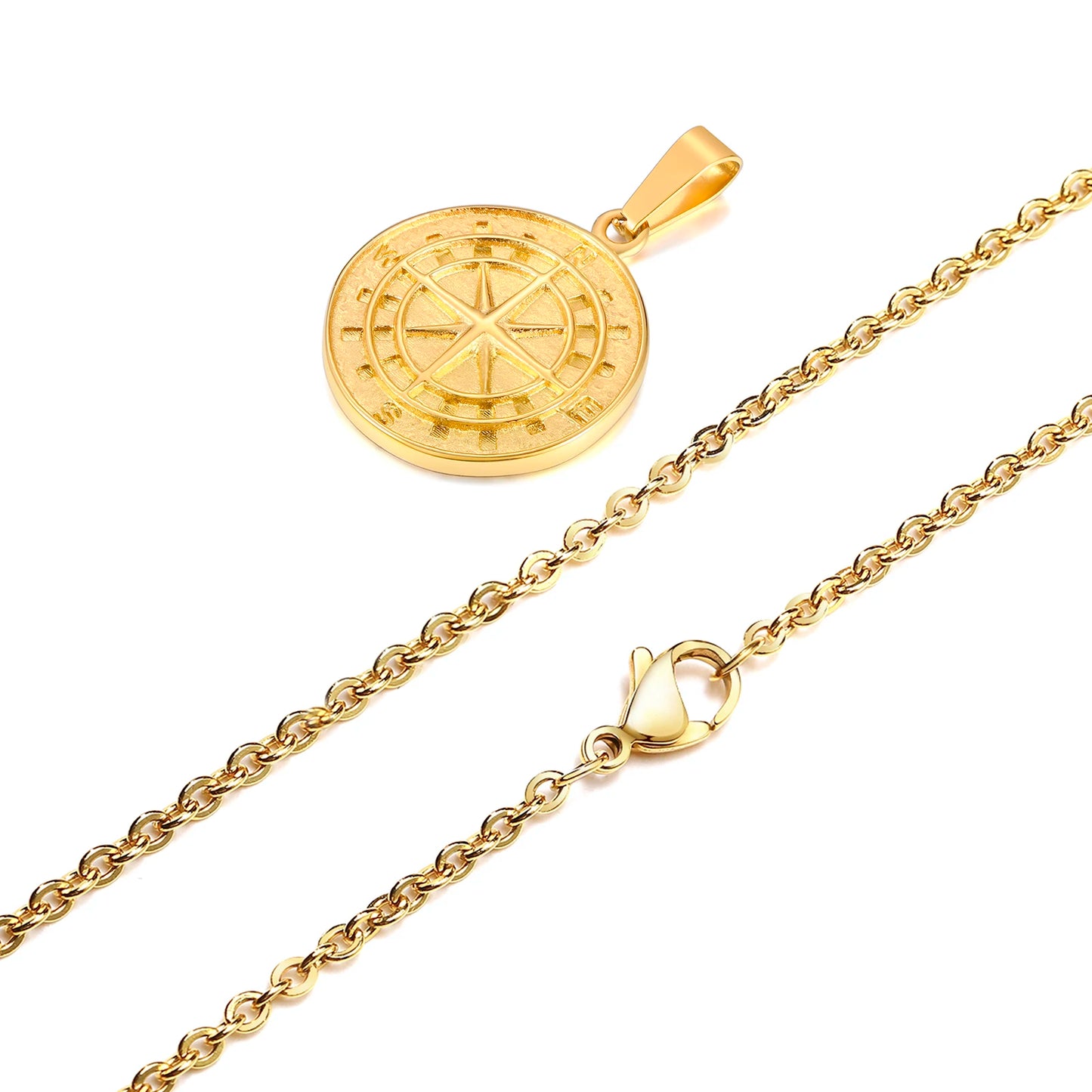 Detaillierte Ansicht einer goldrfarbenen Edelstahlkette mit Kompassmedaillon, getragen oder liegend auf dunklem, strukturiertem Hintergrund.