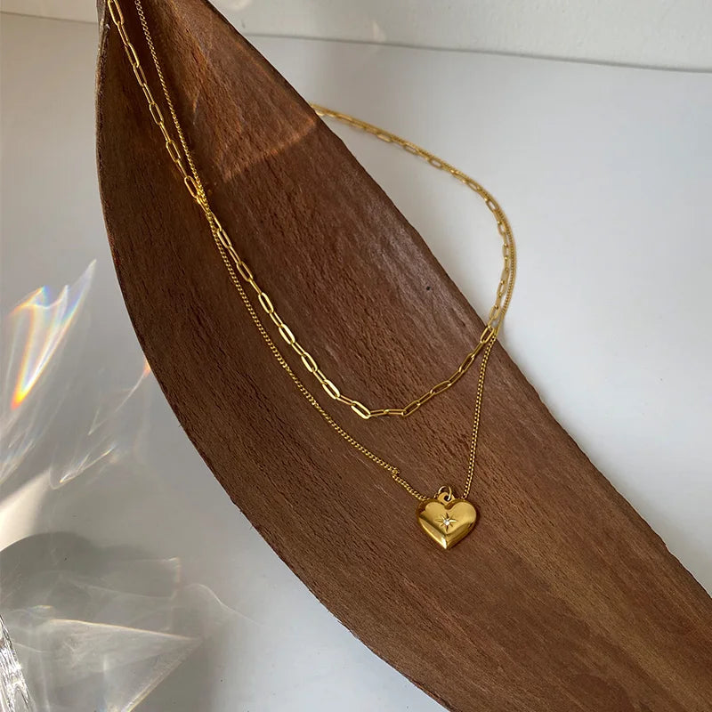 Doppelte goldene Halskette mit Herz-Anhänger | vergoldeter Schmuck im Lagen-Look | moderne Kette für den Alltag