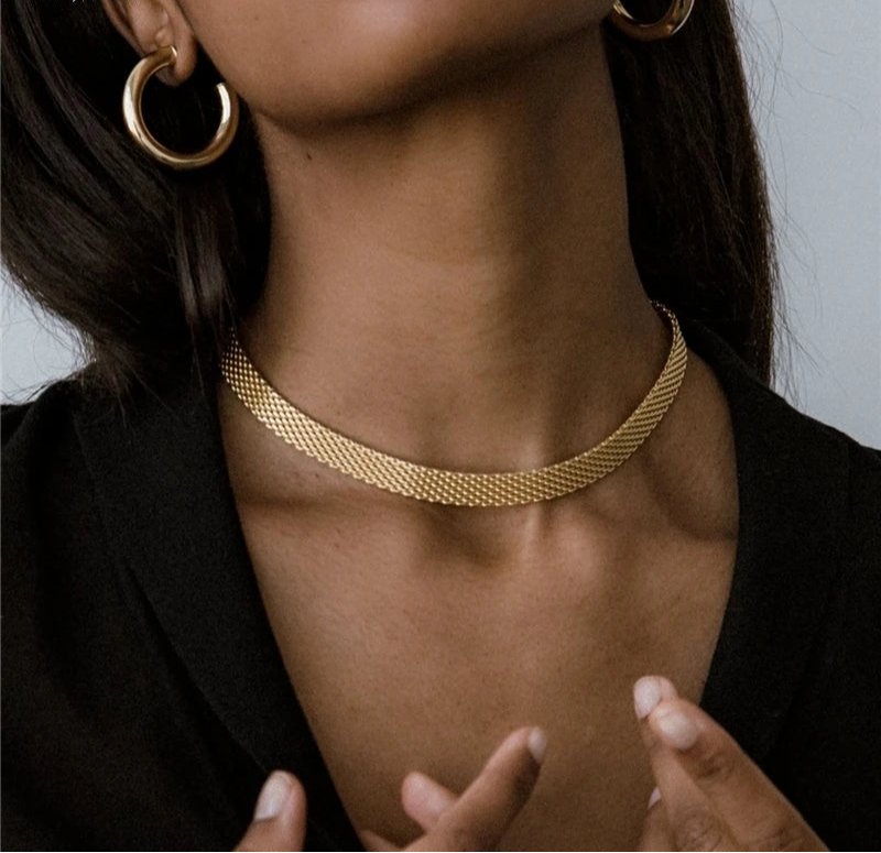 Goldene, flache Schlangenkette freigestellt | Schimmernde Collier-Kette im Herringbone-Design | Kurz-Kette