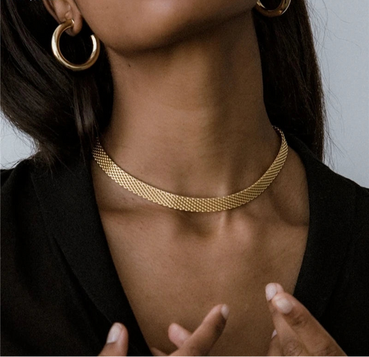 Goldene, flache Schlangenkette freigestellt | Schimmernde Collier-Kette im Herringbone-Design | Kurz-Kette