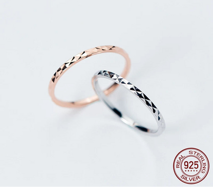 Zwei feine Damenringe aus 925 Sterling Silber mit Diamantmuster, erhältlich in Silber und mit 18K Roségold-Vergoldung