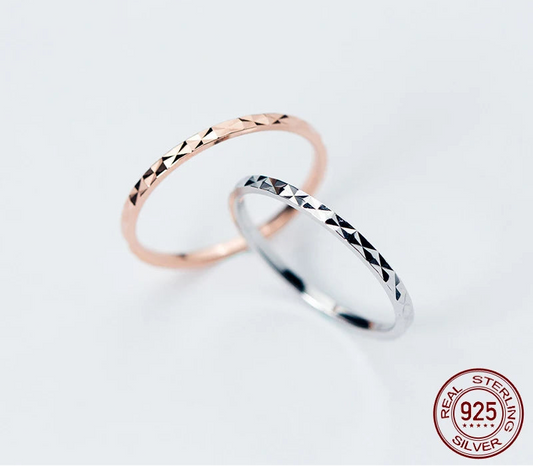 Zwei feine Damenringe aus 925 Sterling Silber mit Diamantmuster, erhältlich in Silber und mit 18K Roségold-Vergoldung
