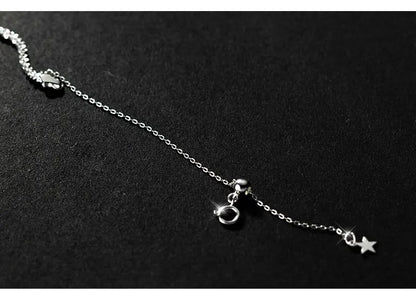 „Makroaufnahme des filigranen Sternen-Anhängers und des Karabinerverschlusses der Kette aus 925er Silber.“