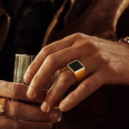 Eleganter Herrenring Arthur mit hochwertiger Goldbeschichtung auf Edelstahl, 13mm breit