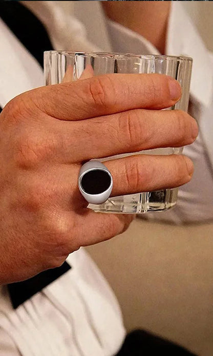 Ring Arthur Produktfoto - stilvoller Herrenring mit Goldbeschichtung auf weißem Hintergrund