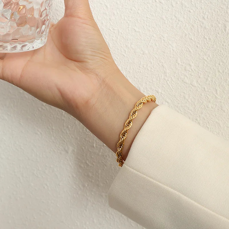 „Elegantes 18K Goldenes Armband in gedrehter Optik für Damen.“