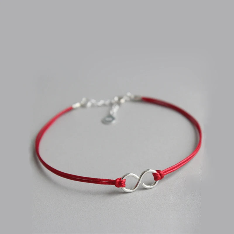 Junge Frau trägt das elegante Armband Fini mit rotem Faden am Handgelenk" "Armband Fini aus Sterlingsilber - getragen von junger Dame