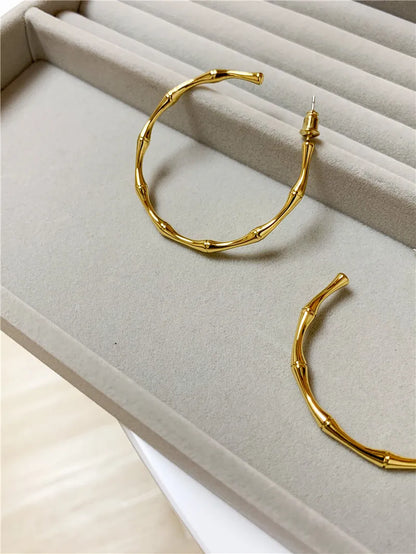 Frau trägt die stilvollen Ohrringe Alea - perfektes Accessoire für festliche Anlässe mit zeitloser Eleganz
