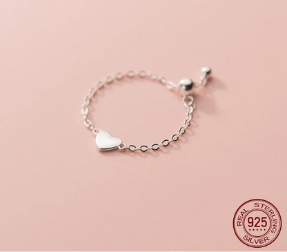 Größenverstellbarer Kettenring aus 925er Sterlingsilber mit kleinem Herz-Anhänger.