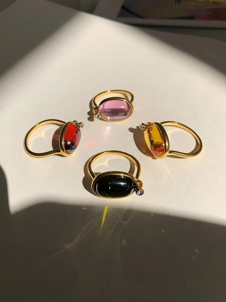 Frau trägt den stilvollen Ring Siena - perfektes Schmuckstück für festliche Anlässe
