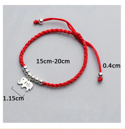Produktübersicht des verstellbaren roten Kordelarmbands mit Silber-Elefant und Maßangaben (Länge 15 cm bis 20 cm, Elefant ca. 1,15 cm).