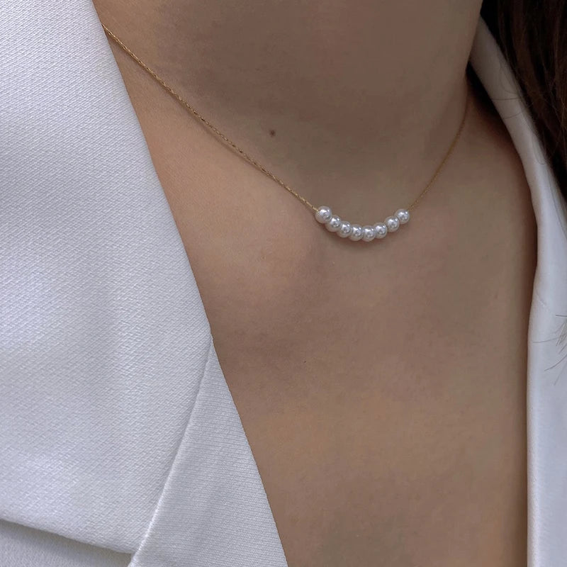 Kurze Kette mit Süßwasserperlen getragen zu einem Blazer | minimalistischer Halsschmuck für Frauen | zarte Kette mit Süßwasserperlen