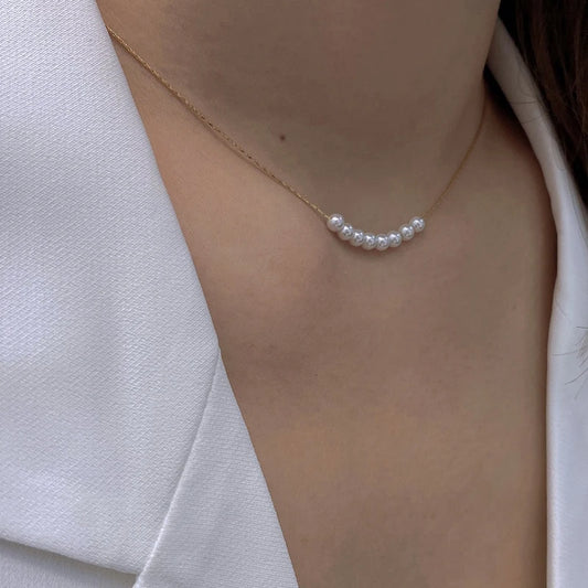 Kurze Kette mit Süßwasserperlen getragen zu einem Blazer | minimalistischer Halsschmuck für Frauen | zarte Kette mit Süßwasserperlen