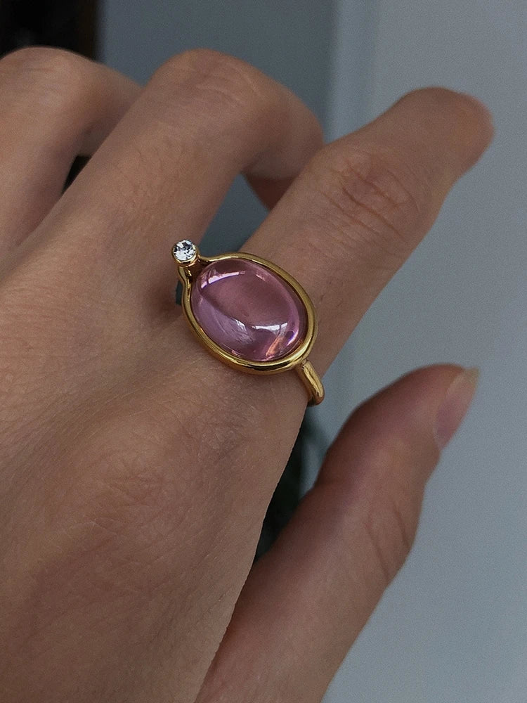 Eleganter Cocktailring Siena aus Messing mit 18K Gold-Plattierung und funkelndem Strassstein
