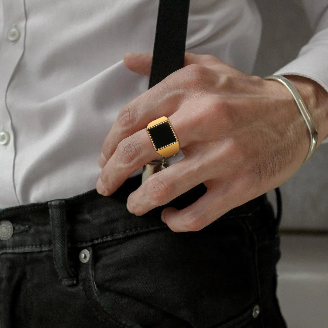 Nahaufnahme des Ring Arthur - goldene Oberfläche mit modernem Design für Herren