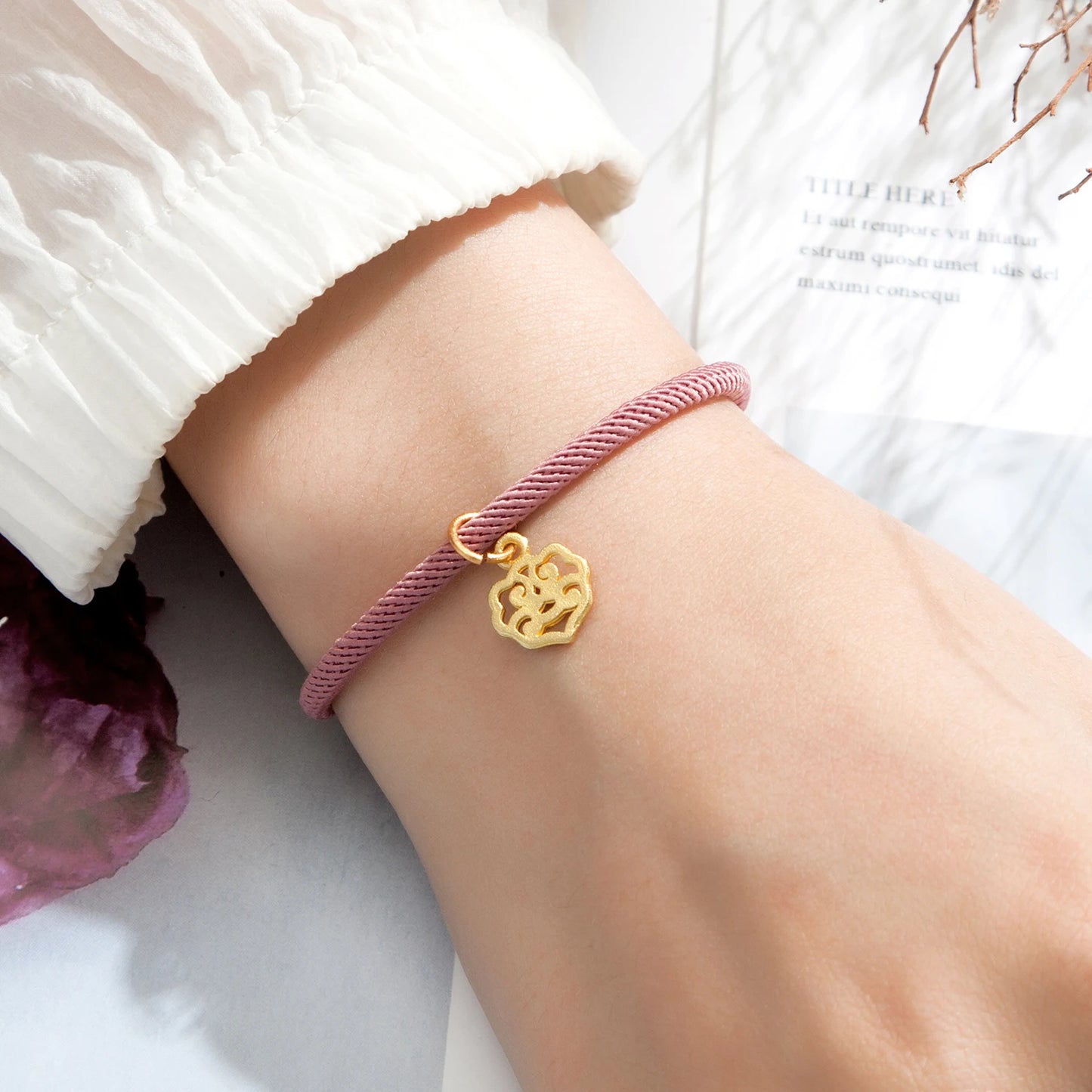 Nahaufnahme des runden Charm-Designs am Milani-Armband - ethnische Inspiration im Detail