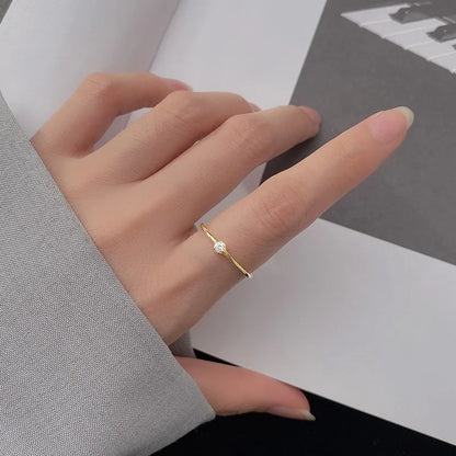 Filigraner vergoldeter Damenring mit kleinem Solitär-Zirkoniastein für einen schlichten, eleganten Look am Finger
