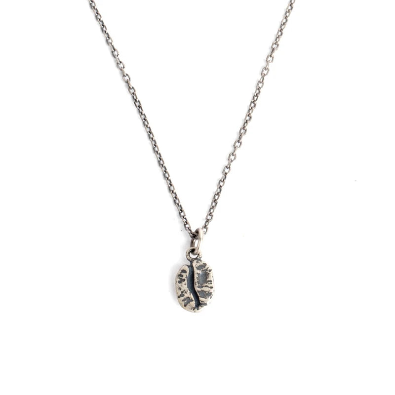 Minimalistisches Produktbild einer 925er Sterling Silber Kette mit einem Kaffeebohnen-Anhänger im oxidierten Vintage-Design vor weißem Hintergrund.
