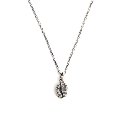 Minimalistisches Produktbild einer 925er Sterling Silber Kette mit einem Kaffeebohnen-Anhänger im oxidierten Vintage-Design vor weißem Hintergrund.
